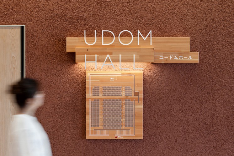 交錯結構：木質標識的厚重美學